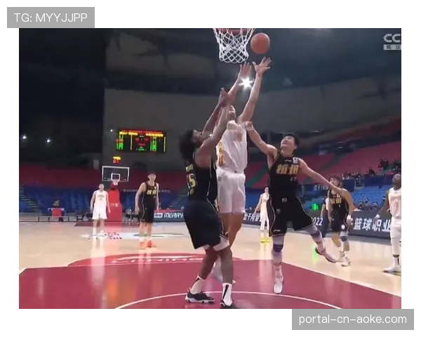 特写:总决赛G2最后时刻,孙铭徽关键抢断后指向主场观众席 特写:总决赛G2最后时刻,孙铭徽关键抢断后指向主场观众席